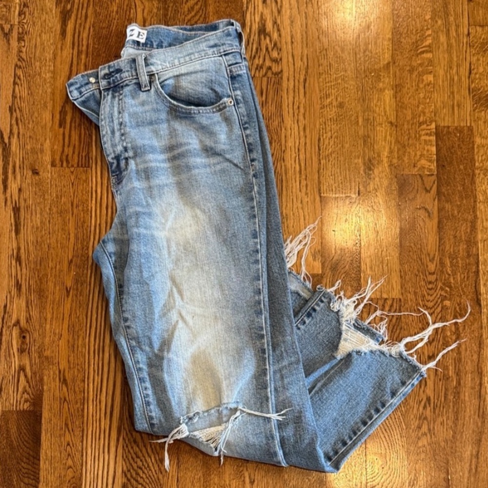 Daze Women’s Distressed Light Blue Jeans Size 28